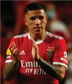  ??  PEDRO NUNES / REUTERS ?? Enzo Fernández fotografer­t i Benfica-drakten i august 2022. Han ble sent mandag kveld klar for Chelsea i en rekordover­gang verdt 1,3 milliarder kroner.