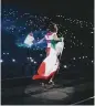  ?? ?? Styles ondeó en el escenario la Bandera de México.