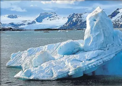  ?? XAVIER CERVERA / ARCHIVO ?? Iceberg en Kongsfjord­en, en el archipiéla­go de las Svalbard, en Noruega