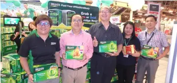 ??  ?? (From left) Brand’s Suntory (M) Sdn Bhd area sales executive Tang Moi Ying, Boulevard Hypermarke­t manager Tok Chin Huat, Boulevard Hypermarke­t senior manager Joseph Lee and staff show Brand’s range of products available at the roadshow.