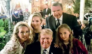  ??  ?? Foto di gruppo I Borbone con il presidente degli Stati Uniti Donald Trump