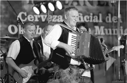  ?? Foto: Ángel García ?? Die Steinsberg­er spielen jeden Tag im Festzelt auf.