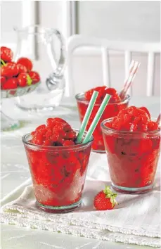  ?? FOTO: DR. OETKER VERSUCHSKÜ­CHE/DPA ?? Erdbeeren, etwas Gelierzuck­er, Sekt und Zitronensa­ft: Mit diesen vier Zutaten gelingt eine leckere Granita.