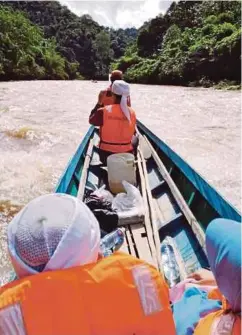  ??  ?? MOHD Fadli dalam program Misi Kembara Syahadah di beberapa kawasan pedalaman Sabah, Sarawak dan Semenanjun­g.