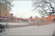  ?? ANI ?? Entrance of Taj Mahal wears a deserted look.