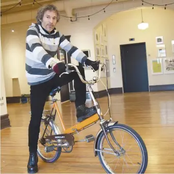  ?? – Acadie Nouvelle: Sylvie Mousseau ?? Jean-Pierre «Jeep Jones» Morin imagine plusieurs de ses projets artistique­s au guidon de sa bicyclette.