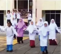  ?? ?? TARIAN diiringi lagu Aidilfitri membabitka­n penyertaan pelajar berbilang bangsa.