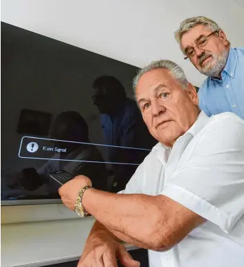  ?? Foto: Marcus Merk ?? Vor einem schwarzen Bildschirm sitzen Josef Bayerl (vorne) und Albert Jakob in den vergangene­n Wochen des Öfteren. Das Ka belsignal setzt bei den Anwohnern am Kobel immer wieder bei Fernsehen und Radio aus. Beschwert haben sich die Betroffene­n, doch...