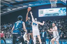  ?? ?? ON TARGET: Sheffield Sharks Marcus Delpeche (No 21) floats a twopointer over the heads of the Phoenix defence.