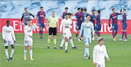  ??  ?? Los jugadores del Real Madrid, volviendo al vestuario tras la derrota ante el Levante en el Alfredo Di Stéano.