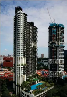  ?? SAMUEL ISAAC CHUA/THE EDGE SINGAPORE ?? The three-bedroom penthouse at Spottiswoo­de Residences (left) will be put up for auction on April 26
