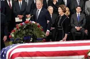  ??  ?? FUNERAL. George W. Bush emocionado ante el féretro embanderad­o con los restos de su padre, otro ex presidente.