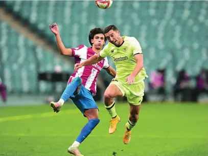  ?? AP ?? Joao Félix disputa un balón con De Marcos