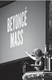  ?? Carlos Avila Gonzalez / San Francisco Chronicle ?? Denise Diaab with the San Francisco Theologica­l Seminary reads Psalm 137 to the hundreds of congregant­s gathered at Grace Cathedral to celebrate the Beyonce Mass in 2017 in San Francisco.