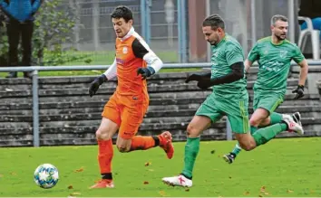  ?? Foto: Ernst Mayer ?? Philipp Miller (links) glänzte gegen den FC Grün-Weiß Ichenhause­n um Fernando Hammerschm­idt mit einem Dreierpack. Am Ende siegte der SVM mit 5:2.