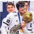  ?? FOTO: DPA ?? Am Ziel: Kiels Superstar Domagoj Duvnjak mit dem Pokal.