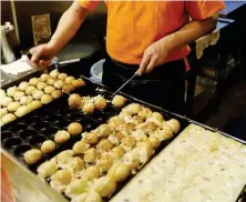  ?? ?? Preparing takoyaki in Nishiki market