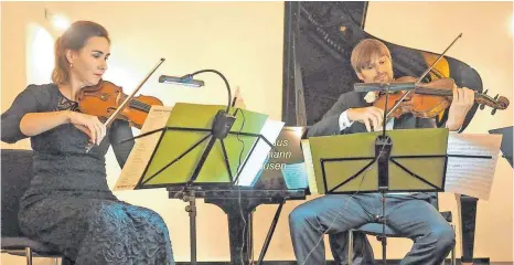  ?? FOTO: HELMUT VOITH ?? Mit einem Kammerkonz­ert hat am 1. November die 12. „Hagnauer Klassik“begonnen. Hier spielen Katharina Schmitz und Immo Schaar Violine und Viola.