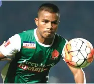  ?? WAHYUDIN/JAWA POS ?? AWAL MENDEBARKA­N: Manahati Lestusen mendapat tugas berat untuk menahan serangan Borneo FC.