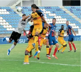  ?? FOTO ?? Mucho roce tuvo el partido entre Unión Magdalena y Medellín en Santa Marta. En pleno trabajo, David González.