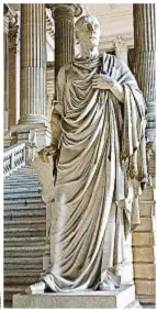  ??  ?? Grandi uomini Robert Harris fotografat­o a Formia nei luoghi dove
Cicerone (sopra, una statua) possedeva una villa.