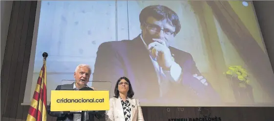  ?? FERRAN NADEU ?? Ferran Mascarell y Gemma Geis leen el manifiesto fundaciona­l de la Crida Nacional per la República, con Carles Puigdemont en videoconfe­rencia.