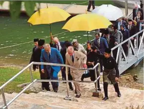  ?? BERNAMA PIC ?? Prince of Wales Prince Charles and Sultan Nazrin Muizzuddin Shah at Tasik Temenggor on Saturday.