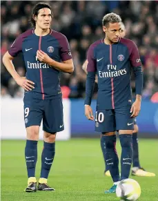  ??  ?? Edinson Cavani (9) y Neymar tuvieron un roce el domingo cuando ambos querían lanzar un penalti. /GETTY IMAGES