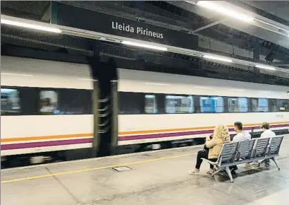  ?? MERCÈ GILI ?? Pasajeros en la estación de Lleida-pirineus frente a un convoy del nuevo servicio de bajo coste