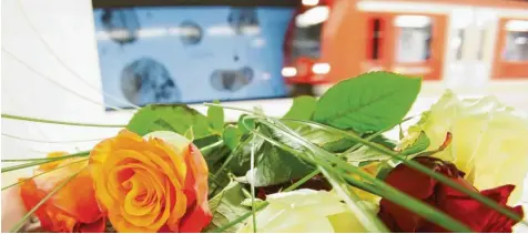  ?? Foto: Bodo Marks, dpa ?? Nach dem tödlichen Messerangr­iff wurden auf dem S-Bahnsteig Jungfernst­ieg Blumen der Anteilnahm­e abgelegt.
