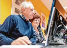  ?? Symbolfoto: Sebastian Gollnow/dpa ?? Bei den Computerku­rsen lernen Senioren die Arbeit mit dem PC oder speziellen Pro grammen in kleinen Gruppen.