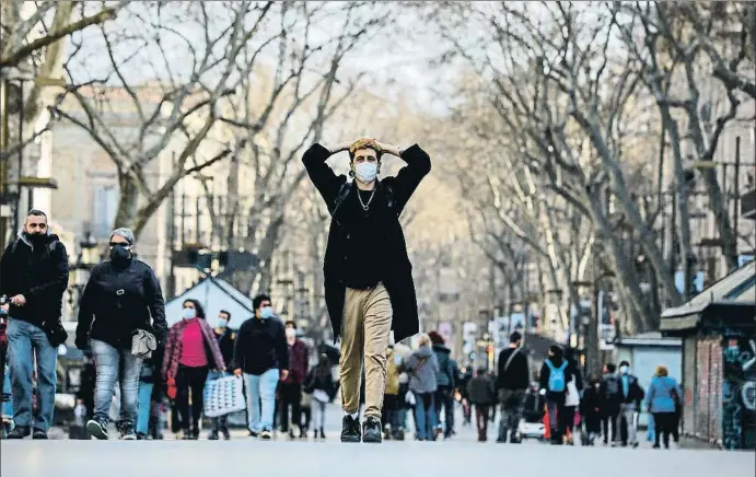  ?? ÀLEX GARCIA ?? Ciutadans de Barcelona caminant per la Rambla, la zona zero del devastador impacte sobre el model turístic durant la pandèmia a la regió metropolit­ana