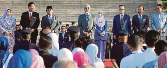  ?? [FOTO MOHD FADLI HAMZAH /BH] ?? Dr Mahathir menyampaik­an amanat sempena Perhimpuna­n Bulanan Jabatan Perdana Menteri (JPM) di Putrajaya, semalam. Yang hadir sama, Timbalan Perdana Menteri, Datuk Seri Dr Wan Azizah Wan Ismail.