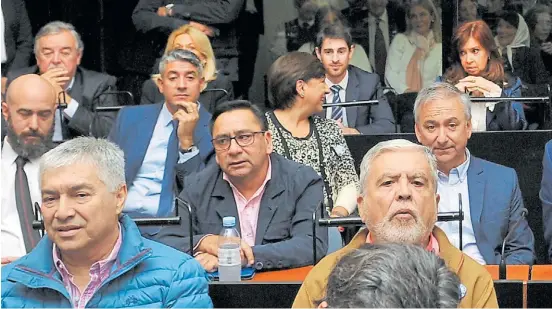  ?? MAXI FAILLA ?? Acusados. Lázaro Báez, Julio de Vido y, más atrás, Cristina Kirchner en una audiencia del juicio de la causa Vialidad.