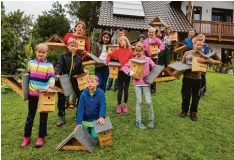 ?? Foto: Gisela Schwegler ?? Stolz präsentier­ten die Kinder ihre selbst hergestell­ten Futterhäus­chen und Nist kästen.