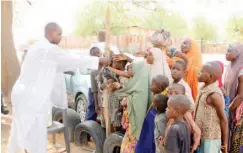  ??  ?? An official distribute­s Fura to the IDPs.