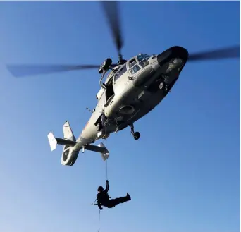  ?? ﬀCNSﬃ ?? A soldier of the 36th Chinese naval escort taskforce rappels from a helicopter during a drill in the Gulf of Aden on 26 October 2020