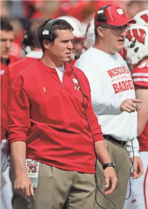  ?? MARK HOFFMAN / MILWAUKEE JOURNAL SENTINEL ?? Badgers defensive coordinato­r Jim Leonhard makes sure his secondary practices in different combinatio­ns.