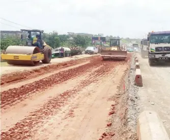  ?? Photo: Adam Umar ?? Contractor­s reconstruc­ting the Dutsen Alhaji-Bwari road return to site after abandoning the work for over six months.