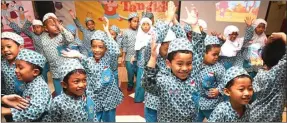  ?? ALLEX QOMARULLA/JAWA POS ?? SEMANGAT: Para siswa diajak tim Kumpul Dongeng Surabaya bernyanyi lagu Anak Berani yang liriknya berisi tentang cara melindungi diri dari berbagai jenis perundunga­n kemarin (2/11).