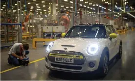  ??  ?? The Mini Electric is unveiled at the BMW factory in Cowley, Oxfordshir­e. Photograph: Jacob King/PA