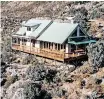  ?? ?? THE Stonewood Mountain Cabin overlooks the fynbos and farmland. | Instagram