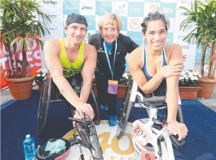  ?? Picture: RICHARD GOSLING ?? Wheelchair category winners Josh George and Madison De Rozario celebrate their impressive victories with Daphne Pirrie.