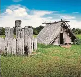  ??  ?? Objevitelé Archeologo­vé Alena Slámová a Jiří Macháček ukazují nález kosti s runami (vpravo). Slovanské hradiště Pohansko (vlevo). 2x foto: Anna Vavríková, MAFRA