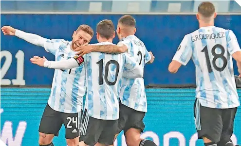  ??  ?? El conjunto argentino se dio un verdadero festín ante la ya eliminada selección de Bolivia.