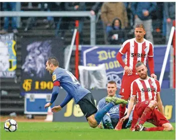  ?? FOTO: SCHLICHTER ?? Saarbrücke­ns Marco Holz holt in dieser Szene nach einem Foul des Steinbache­rs Daniel Reith (unten) den Elfmeter zum 3:1 heraus. Schon zuvor hatte Holz, der als Kapitän spielte, mit einem tollen Schuss die 1:0-Führung erzielt. Dazwischen hatte Kevin...