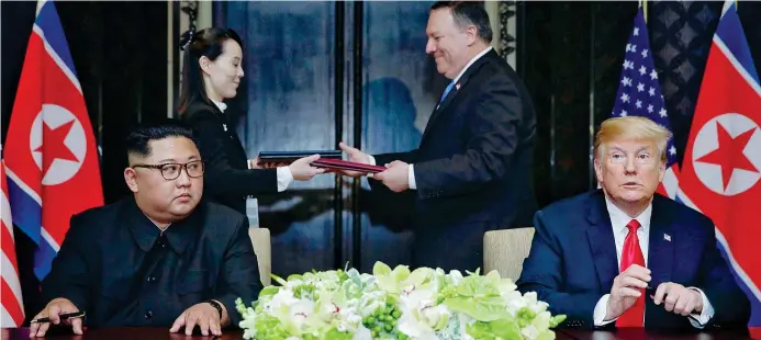  ??  ?? Lo scambioIl segretario di Stato Mike Pompeo e Yo Jong, sorella di Kim, si scambiano i documenti firmati da Trump e Kim (Epa)