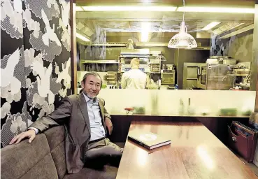  ?? ?? Dieser Chef’s Table ist eine Loge: Von hier aus kann Geiger und Restaurant­besitzer Joji Hattori in seinem Shiki alles überblicke­n – und dirigieren.