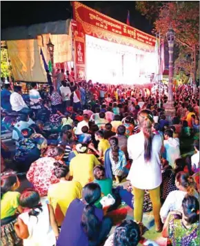  ?? HENG CHIVOAN ?? A crowd watches the performanc­e at Wat Koh Andaet on Wednesday.