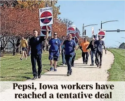  ?? KEVIN BASKINS/DES MOINES REGISTER ?? Pepsi workers in Urbandale practice picketing.